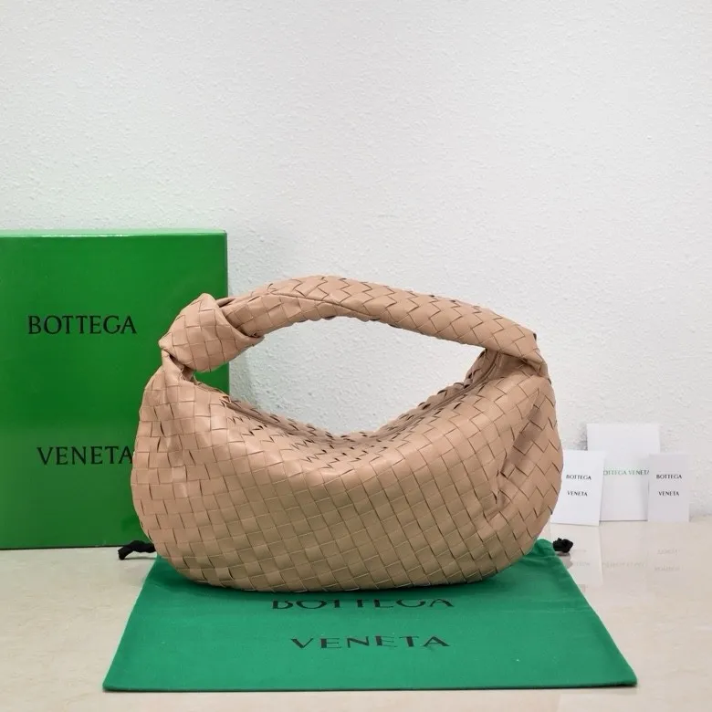 Batch 1860 large Jodie handbag, new arrival in early spring#, cool style, retro style, full of vitality, free and easy, distinctive personality brings multi-layered charm to daily wardrobe~ 🔝The soft and flowing fabric conveys a soft touch# A relaxed and comfortable feeling is newly interpreted in the silhouette· Croissant woven sheepskin Size: width 40 height 48 thickness 16 [6698#]
